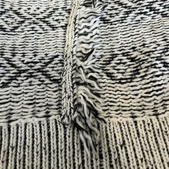 White and black knit gap sweater - Picture 3 of 4